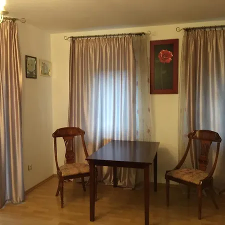 Apartament Roza V Tsentre Heviza 아파트