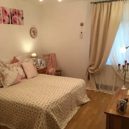 Apartament Roza V Tsentre Heviza 아파트